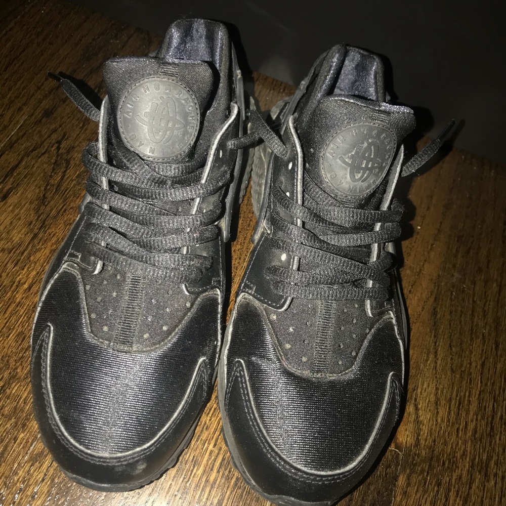 Women’s Black Hurrache Size 6.5